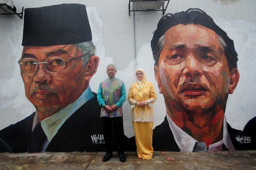 james bond malaysia kacak segak dan bergaya dr noor hisham berdiri megah di sebalik mural potret gergasi dirinya 5f0a14a05a6e0