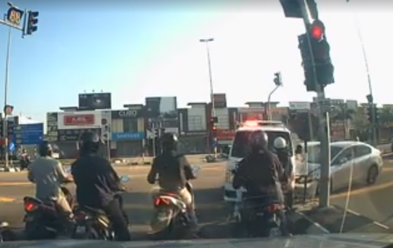 Penang Ambulance Crashes Into Motorcycles At Opposite Lane After Running Through Red Lights World Of Buzz 2