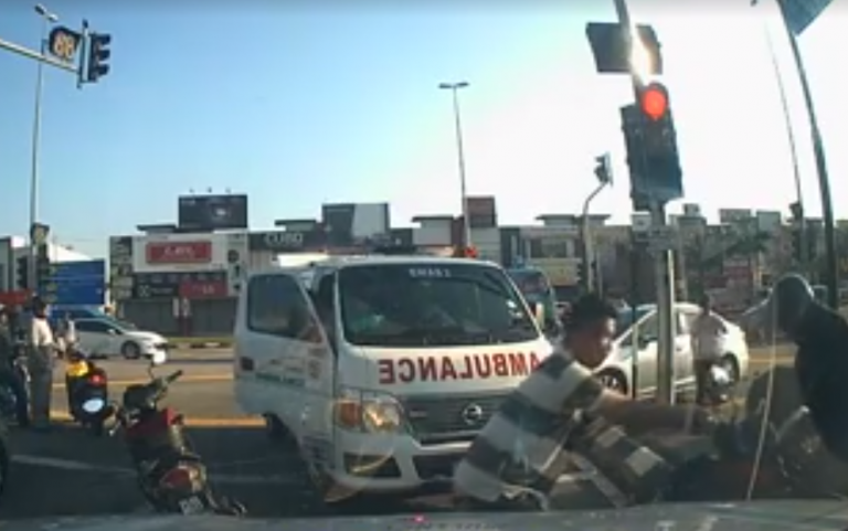 Penang Ambulance Crashes Into Motorcycles At Opposite Lane After Running Through Red Lights World Of Buzz 4