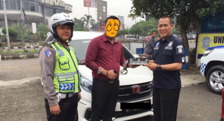 Civilian Driver Kena Kantoi For Using Police Lights In Car To Beat Traffic Jam World Of Buzz 6