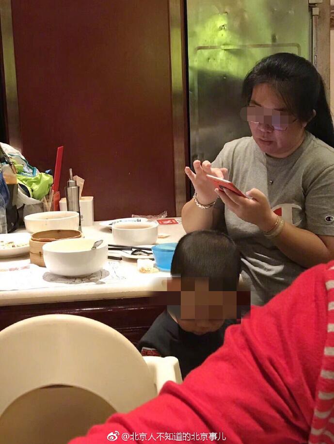 irresponsible mother disgustingly asks son to pee inside restaurants bowl world of buzz