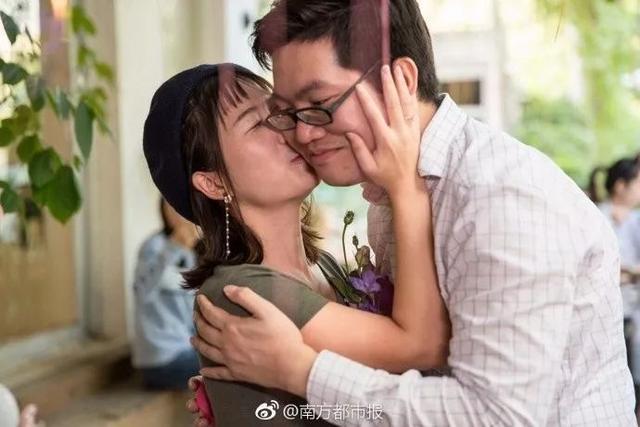 Man Buys 25 Iphone X To Propose To Gf Gifts One To Every Friend After Proposal World Of Buzz 4