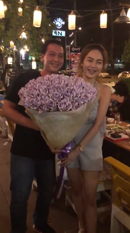 Girl Gave Her Bf Large Bouquet Of Money Flowers Costing Rm12000 For Valentines Day World Of Buzz 2