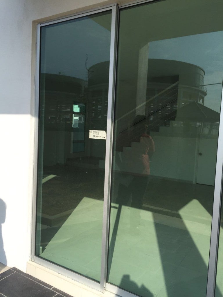 sliding door wind proof kl