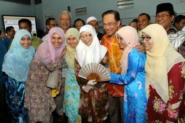 Wan Azizah Family