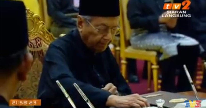 its official dr mahathir is now malaysias 7th pm world of buzz 3 1