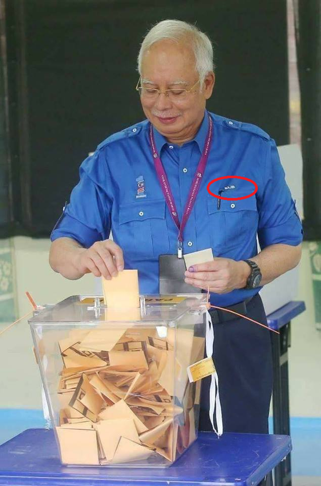 malaysians are furious over this image captured of pm najib razak world of buzz 3