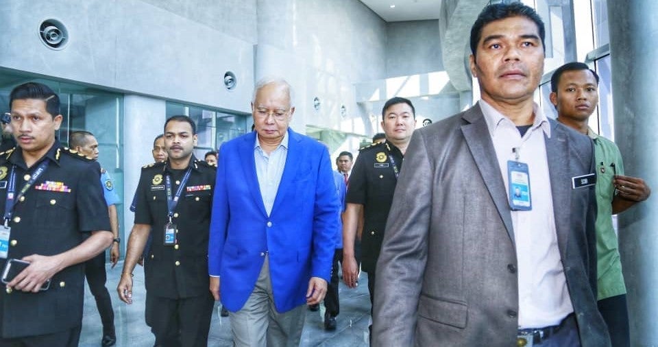 najib at macc for investigation over 1MDB51