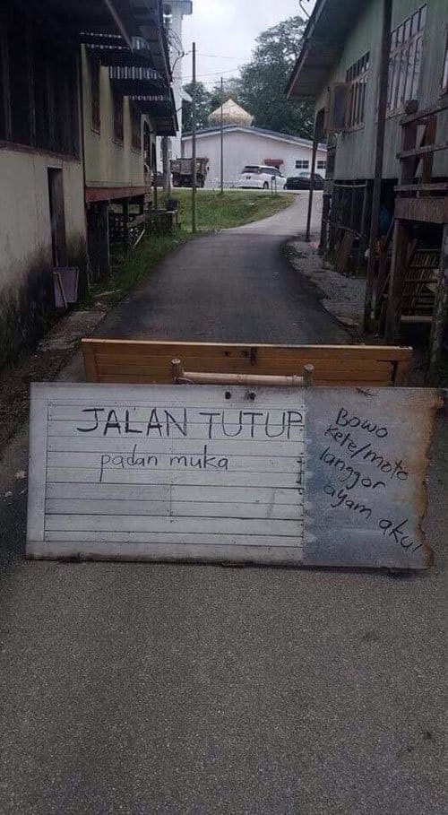 20191005Cmkfb65C Tutup Jalan Sebab Ayam Dilanggar