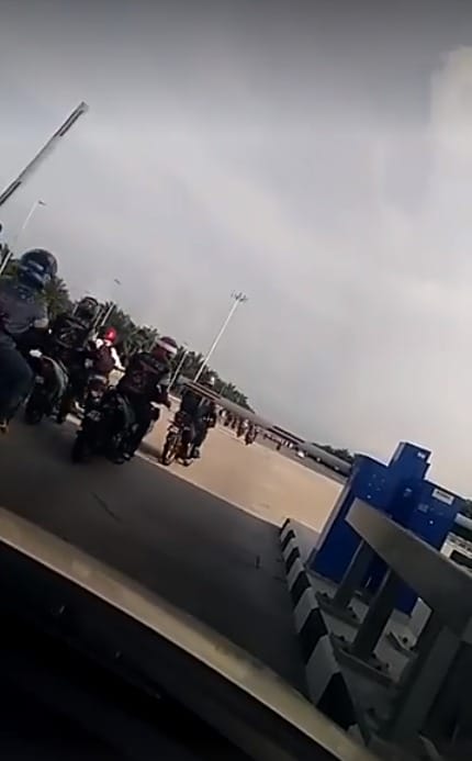 video security guard shouts smacks convoy of msian motorcyclists using toll lane illegally world of buzz