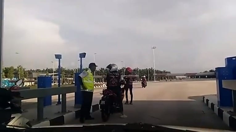 Video Security Guard Shouts Smacks Msian Motorcyclists Using Toll Lane Illegally World Of Buzz 2