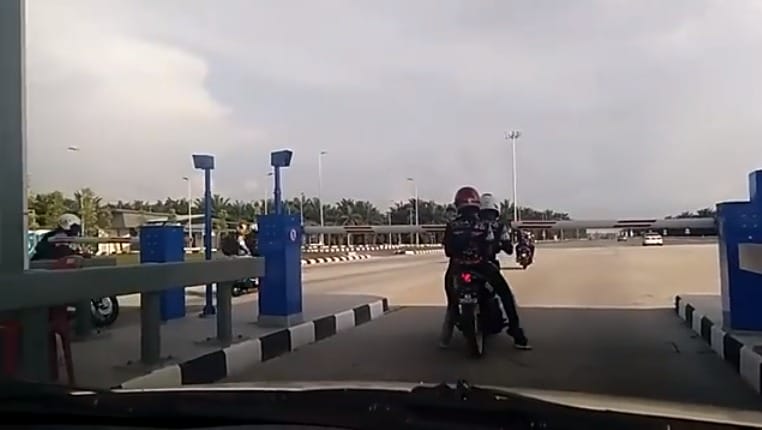 Video Security Guard Shouts Smacks Msian Motorcyclists Using Toll Lane Illegally World Of Buzz 3