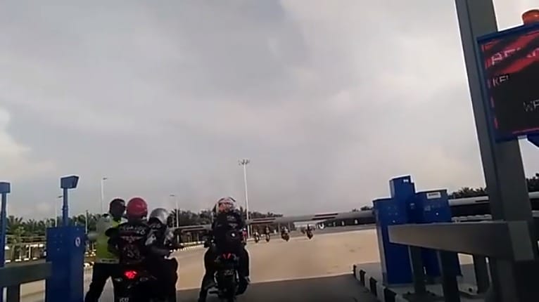 video security guard shouts smacks msian motorcyclists using toll lane illegally world of buzz