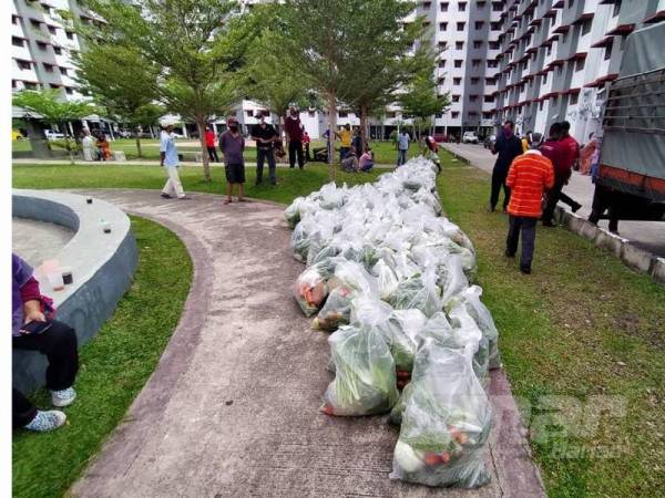 msian wholesale vendors give out 10 tonnes of free vegetables to kuantan residents during mco world of buzz 2