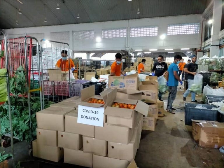 msian wholesale vendors give out 10 tonnes of free vegetables to kuantan residents during mco world of buzz 4 768x576 1