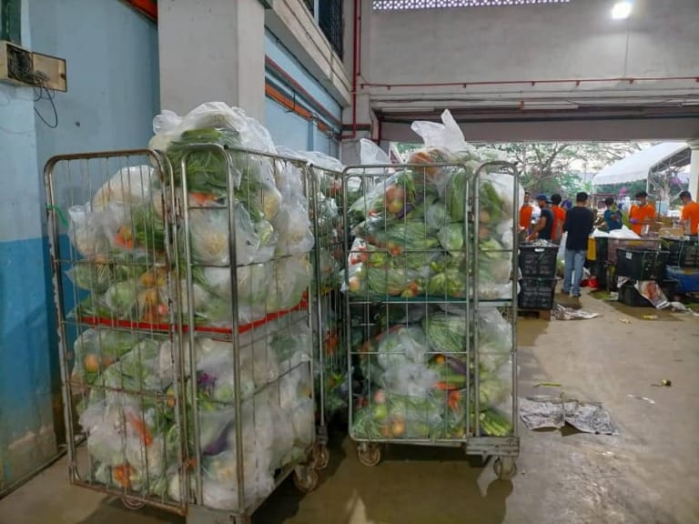 msian wholesale vendors give out 10 tonnes of free vegetables to kuantan residents during mco world of buzz 5 768x576 1