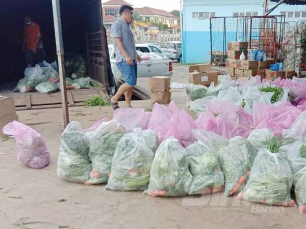 msian wholesale vendors give out 10 tonnes of free vegetables to kuantan residents during mco world of buzz