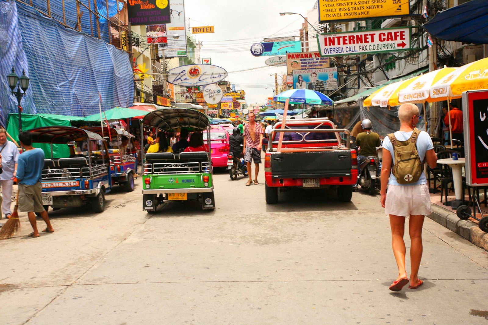 thailand bangkok cars pedestrians and shops on khao san road a95798d1a6