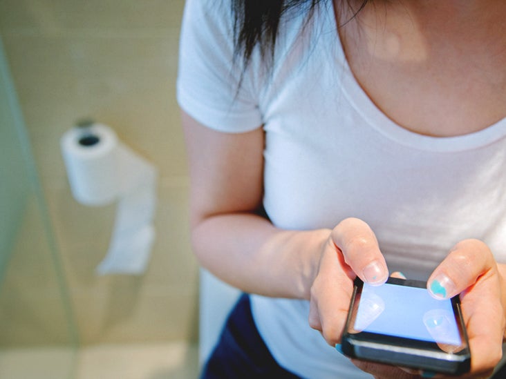 5994 Woman in toilet smart phone 732x549 thumbnail