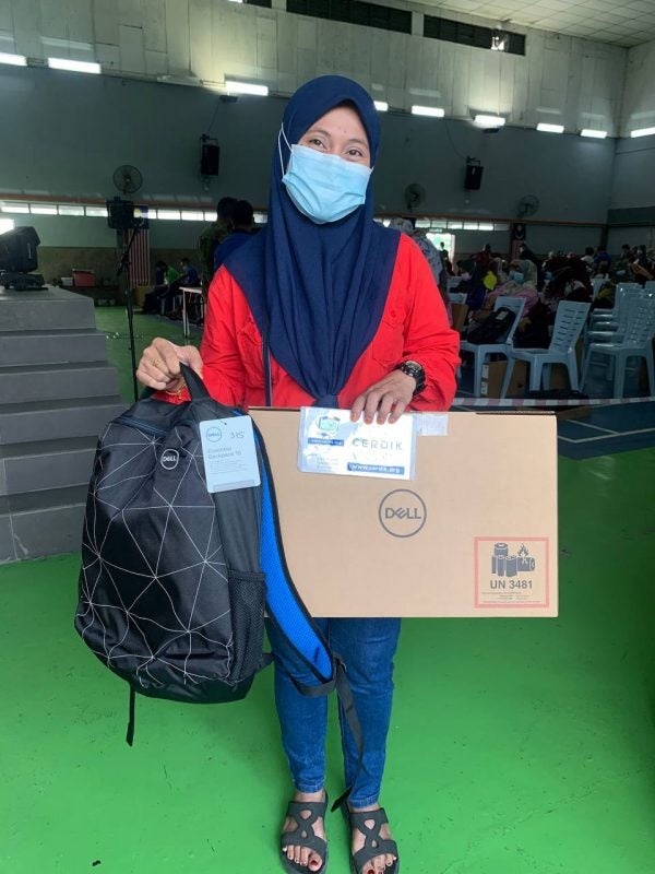 3. Seorang ibu dari Sekolah Kebangsaan Rantau Panjang Klang mewakili anaknya untuk menerima komputer riba daripada Program CERDIK p68f3hr3mb3k254ps1pz8k8pn2t4n2az6omangsrb4