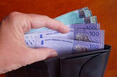 钱包里的马来西亚林吉特 存钱，不同面额的钞票，赚钱，手里的钱包 168901938