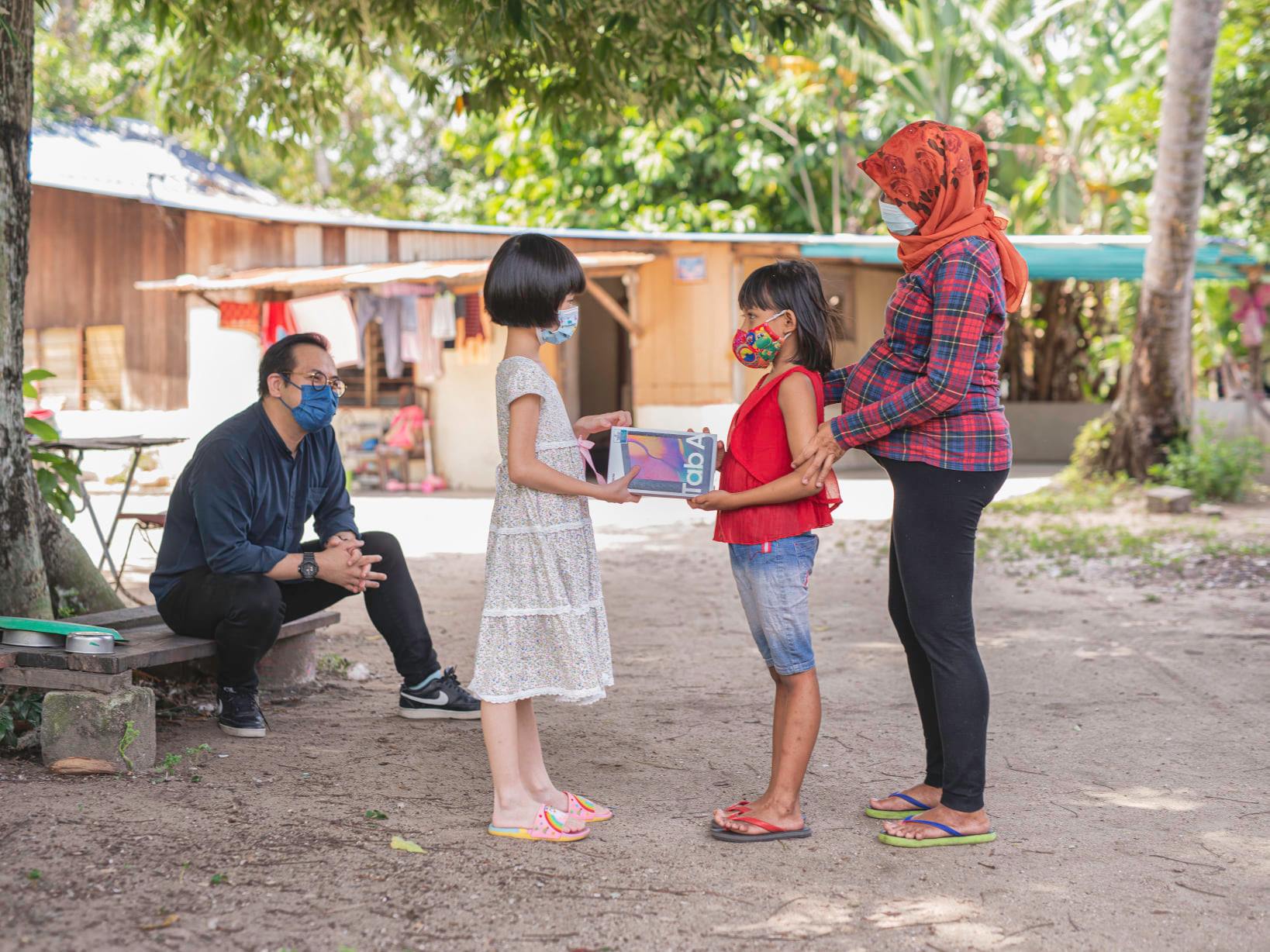 Ashley Pass The Ipad To Nur To Attend Online Class