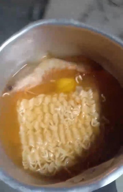 SS1 Maggi Noodle in pot with egg and prawn not cooked