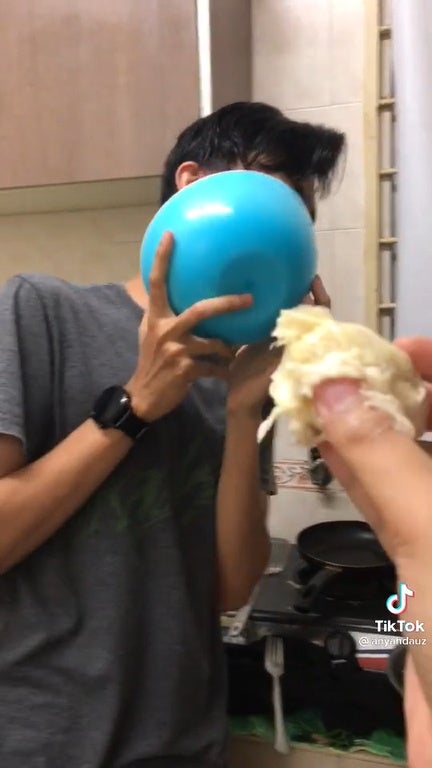 SS7 Holding a piece of durian to tease friend defend with a bowl