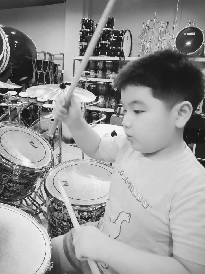 kidplayingdrumblacknwhite