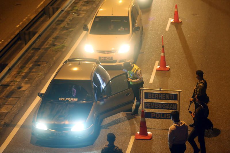 Suami Sedang Buat Roadblock Siapa Yang Balik Makan Tengah Malam Isteri Polis Tak Tahan Diganggu Nampak Lembaga Hitam Setinggi Kabinet Dapur Mistik Mstar 60193Fc217Bf5