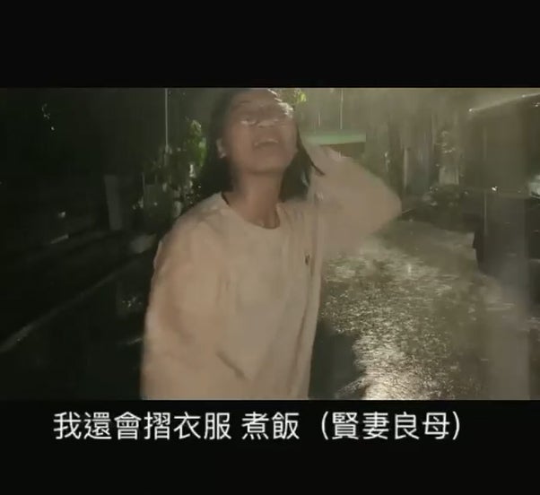 眼镜妹子雨中撩头发