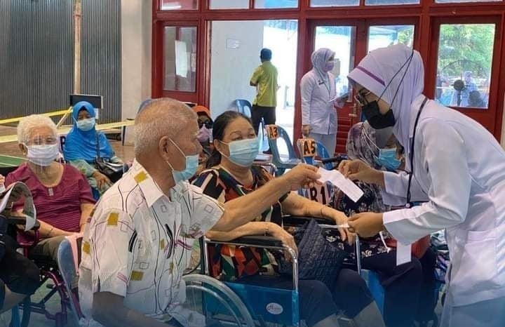 老人家打疫苗轮椅护士询问口罩