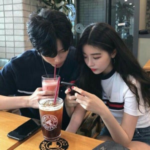 韩系情侣女友看手机男友咖啡店约会