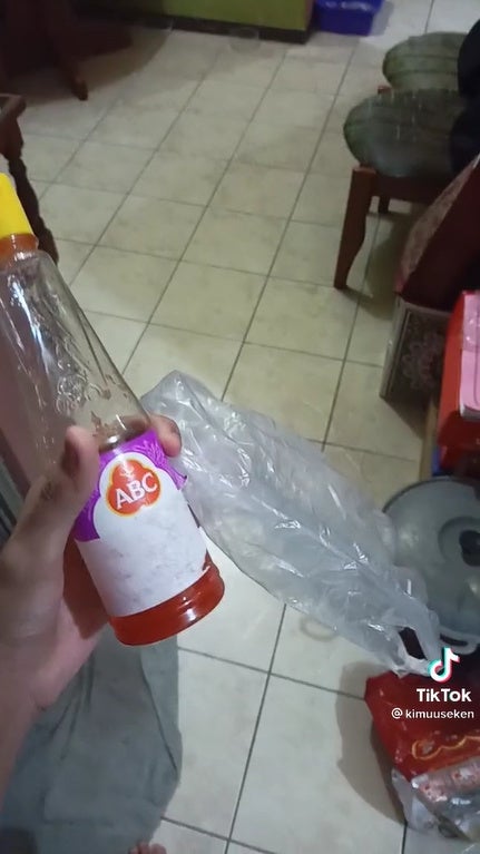 Chilli Sauce and plastic bag Hack 3