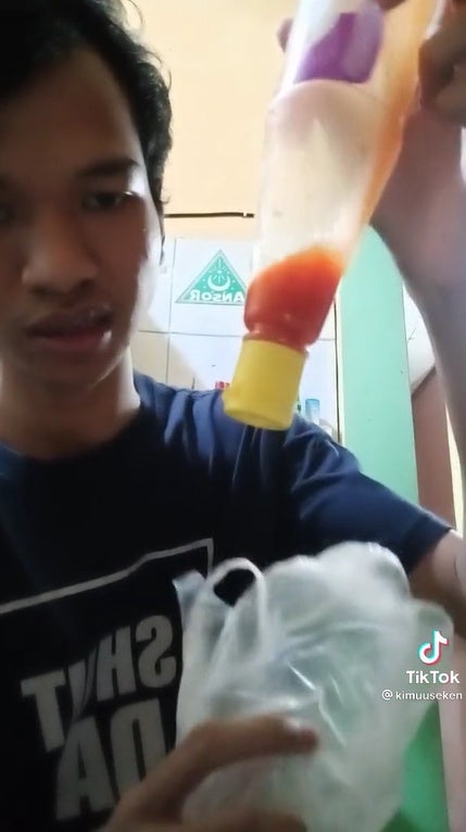 Chilli Sauce and plastic bag Hack 6