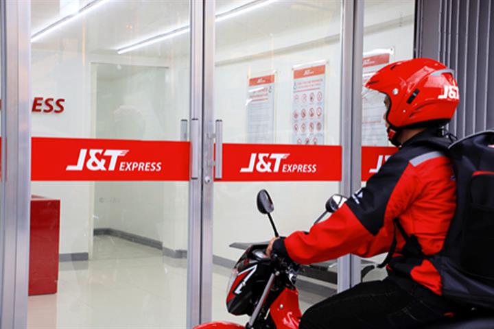 JT Delivery man motorcycle