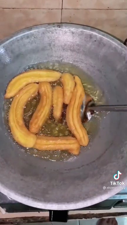 SS 1 frying churros in oil and wok