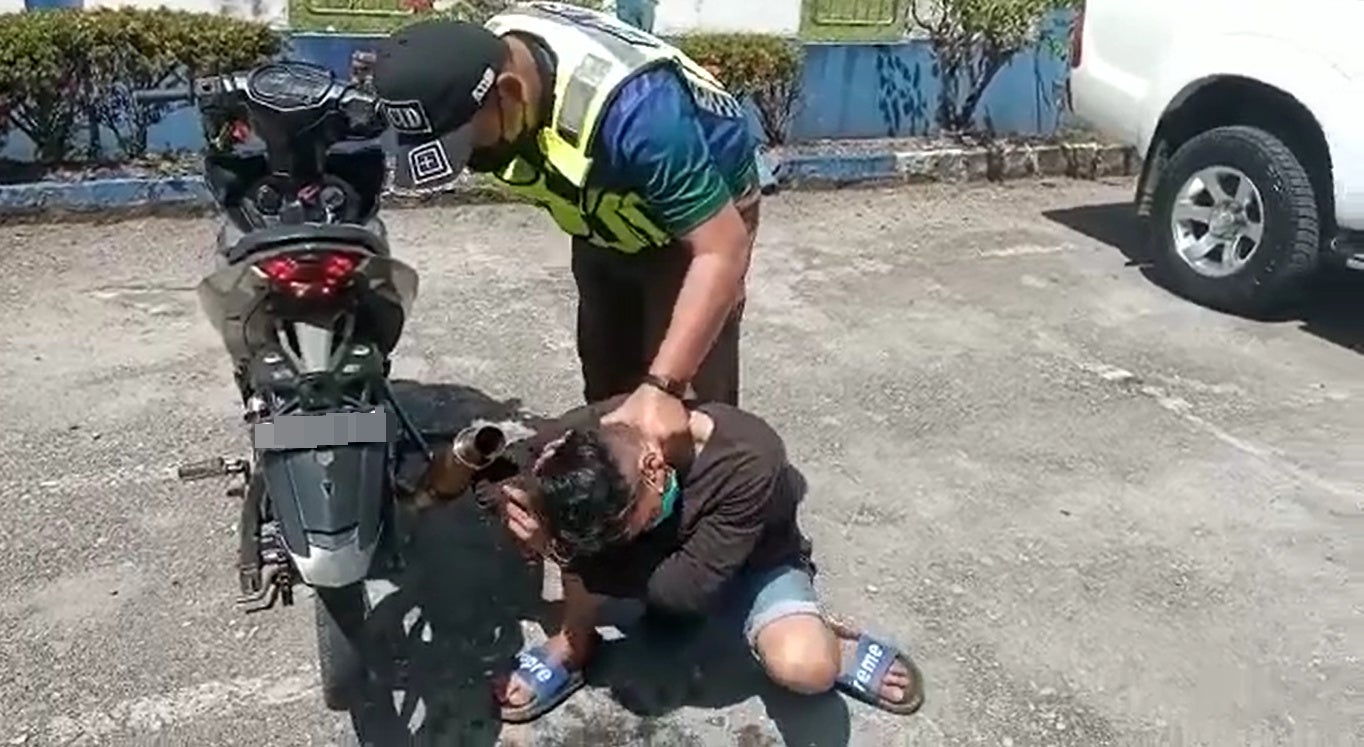 Ss 3 Mat Rempit Punished To Listen To Motor Exhaust Pipe Sound By Pdrm Police