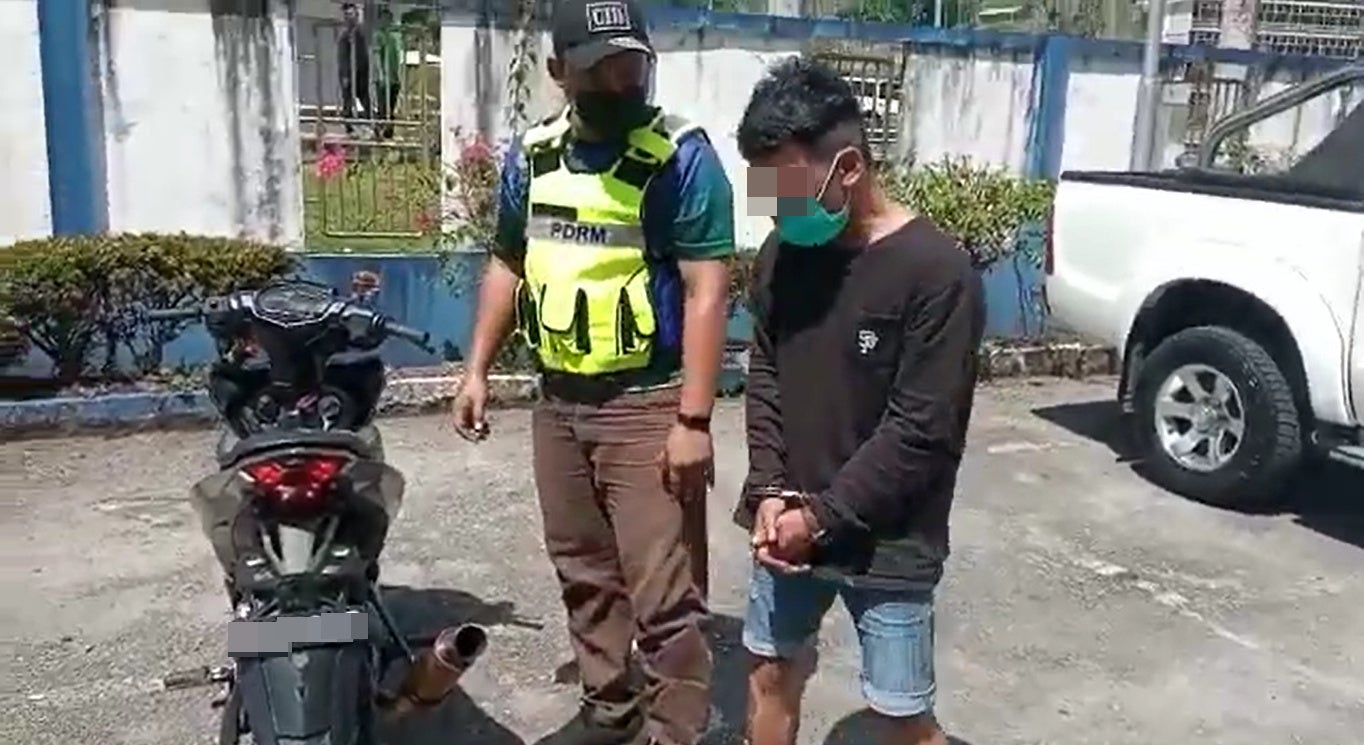 Ss 4 Mat Rempit Punished To Listen To Motor Exhaust Pipe Sound By Pdrm Police