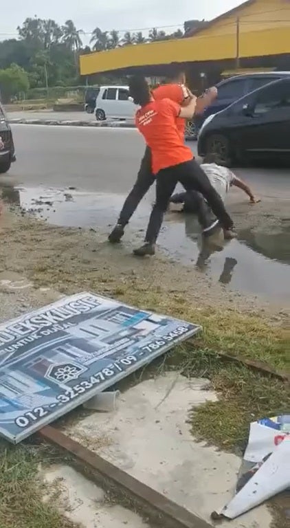 Ss4 Fighting At The Roadside In Kelantan