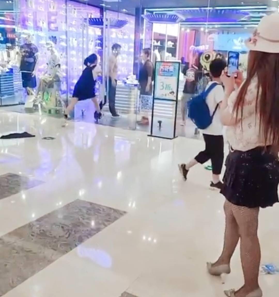 china couple fight in shopping mall 2