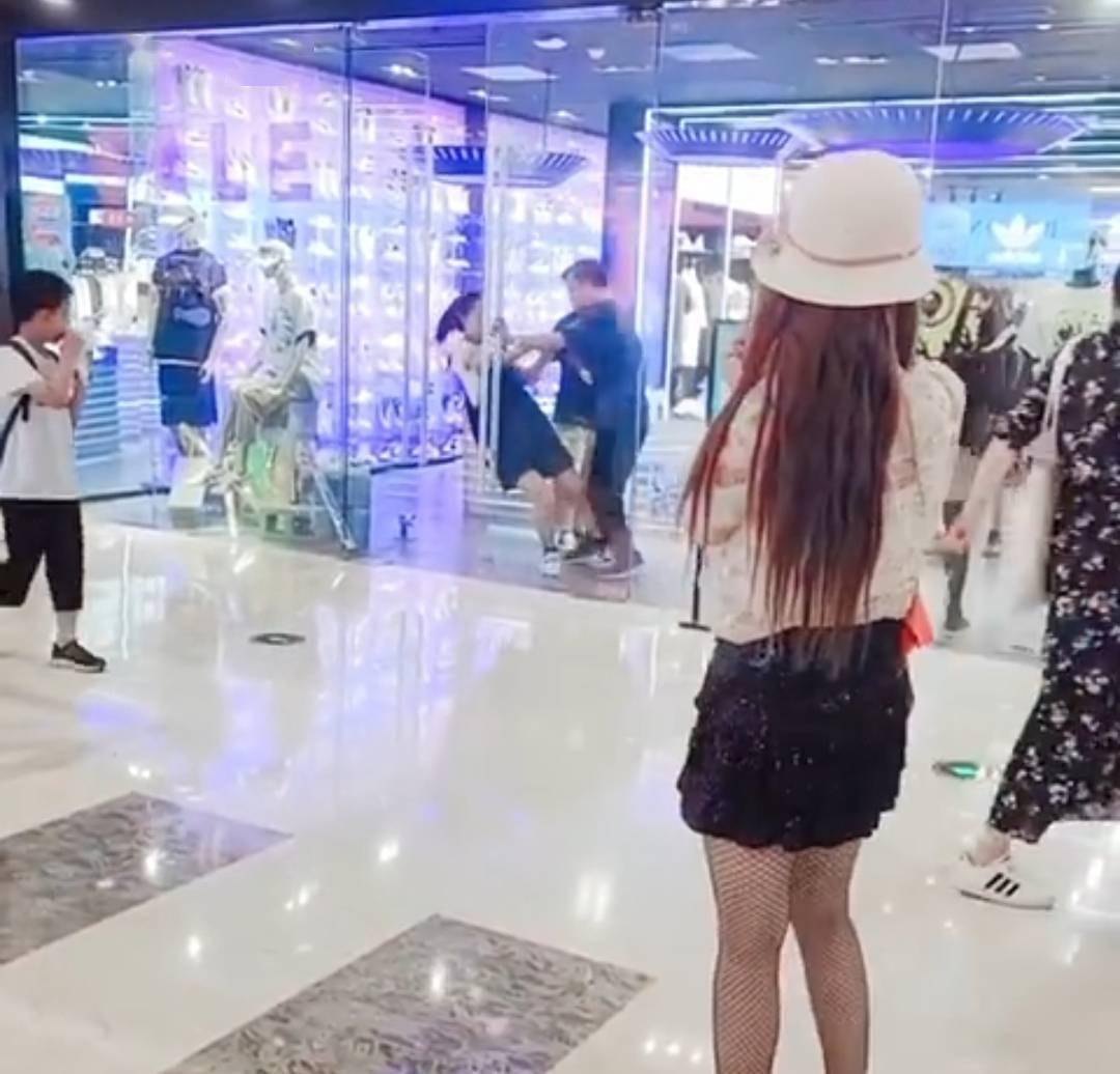 china couple fight in shopping mall 3