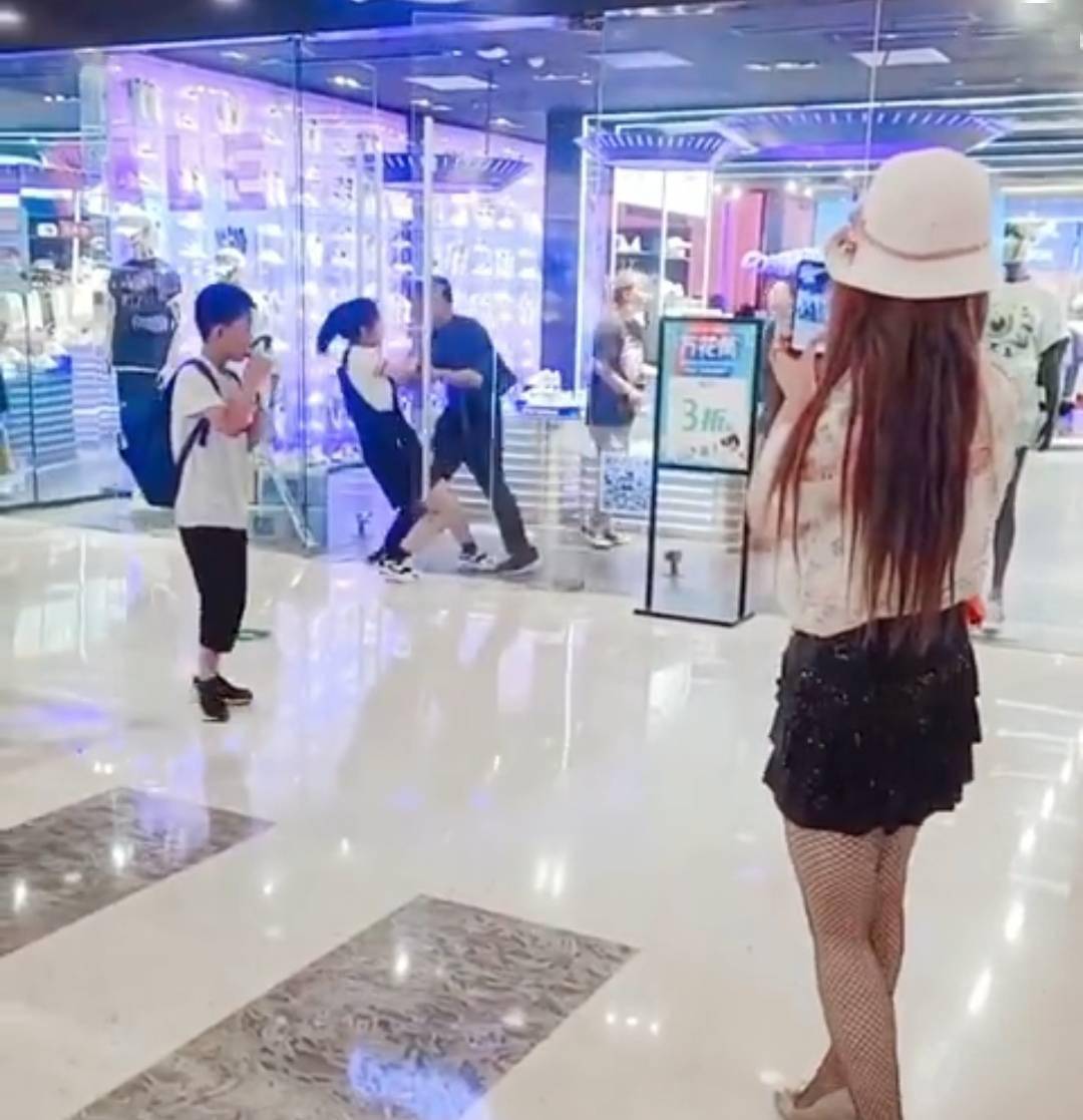 china couple fight in shopping mall 4