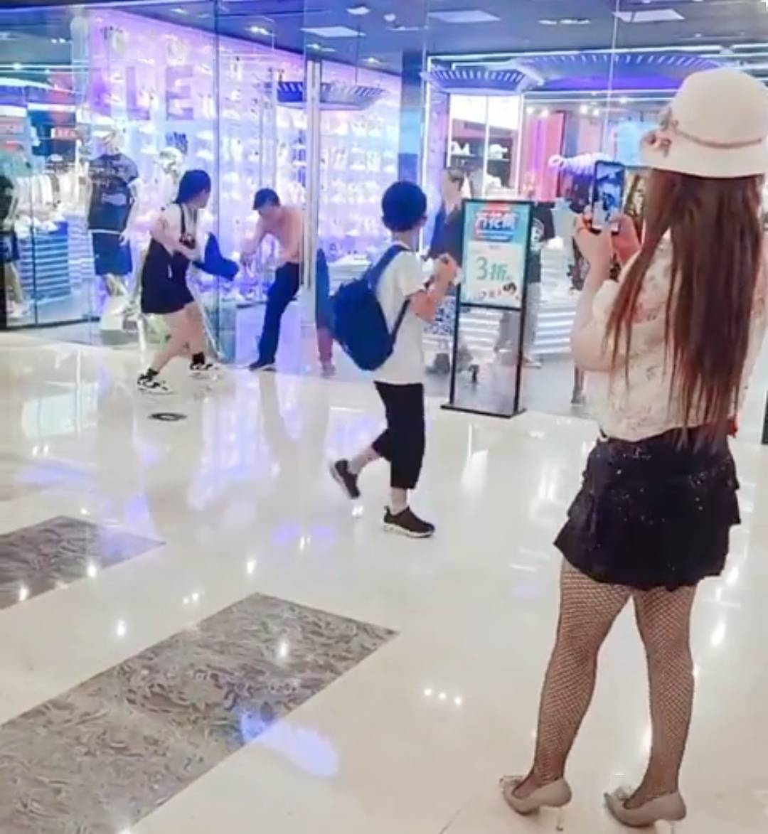 china couple fight in shopping mall