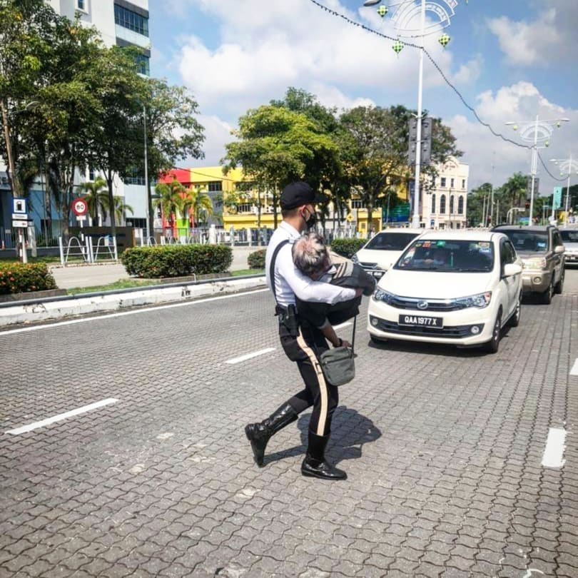 polis help old folk who faint on the road