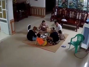 一家人吃饭小孩抬头看