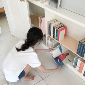 女子整理书架