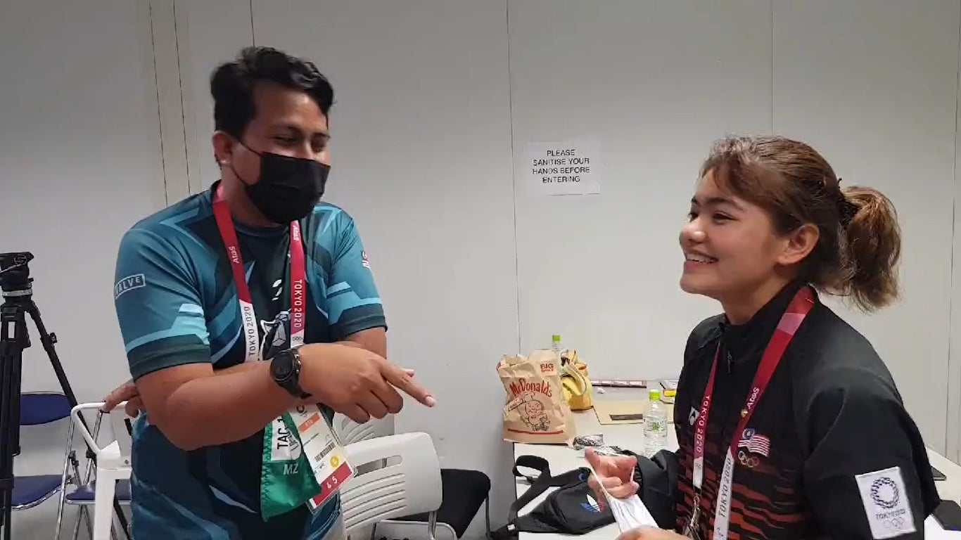 Nur Dhabitah Sabri speaks mandarin to Astro Arena reporter Adam Zamri 1