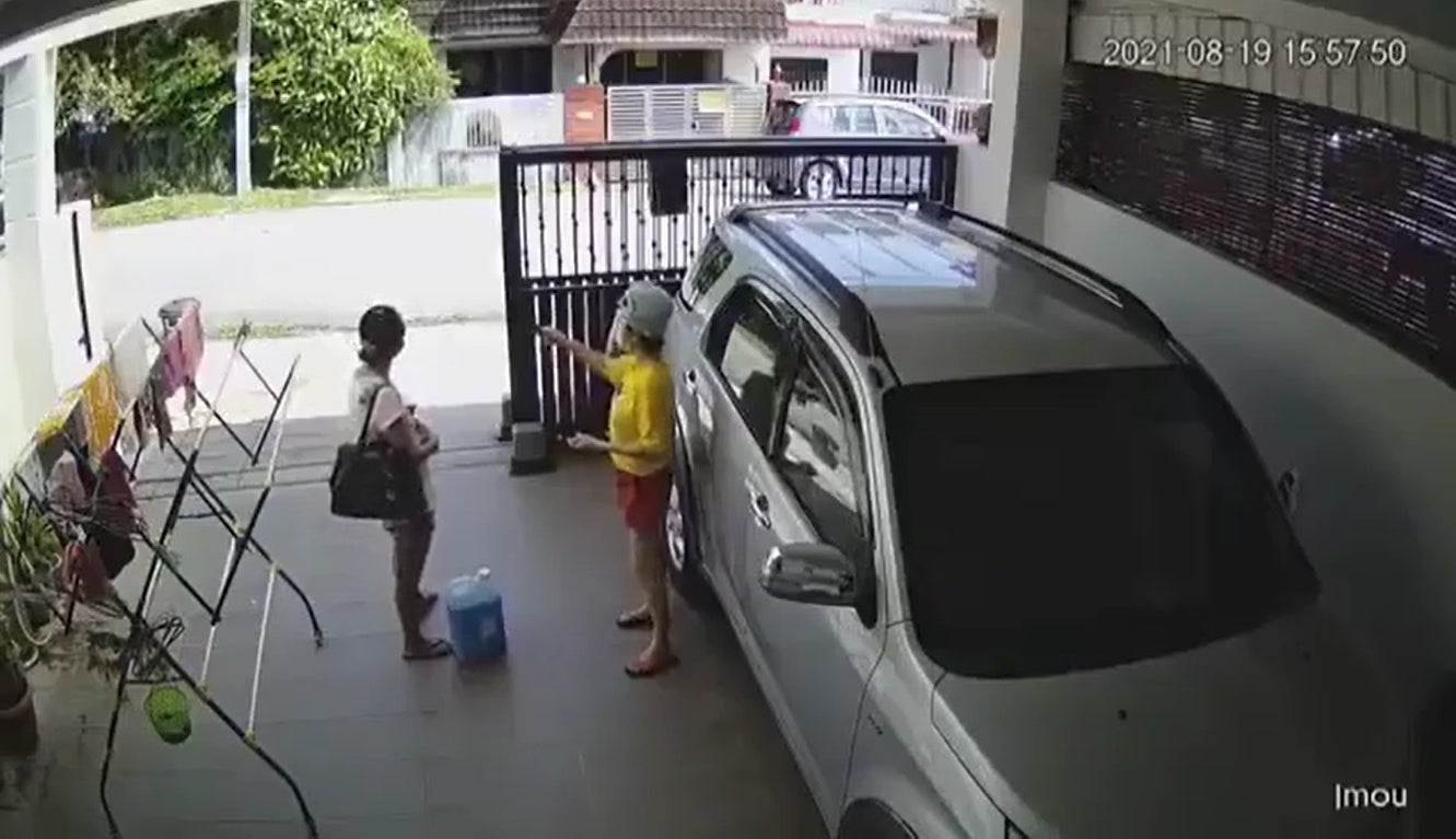 Ss 2 Foodpanda Rider Crashes Into The House Gate After Being Chased By Dog