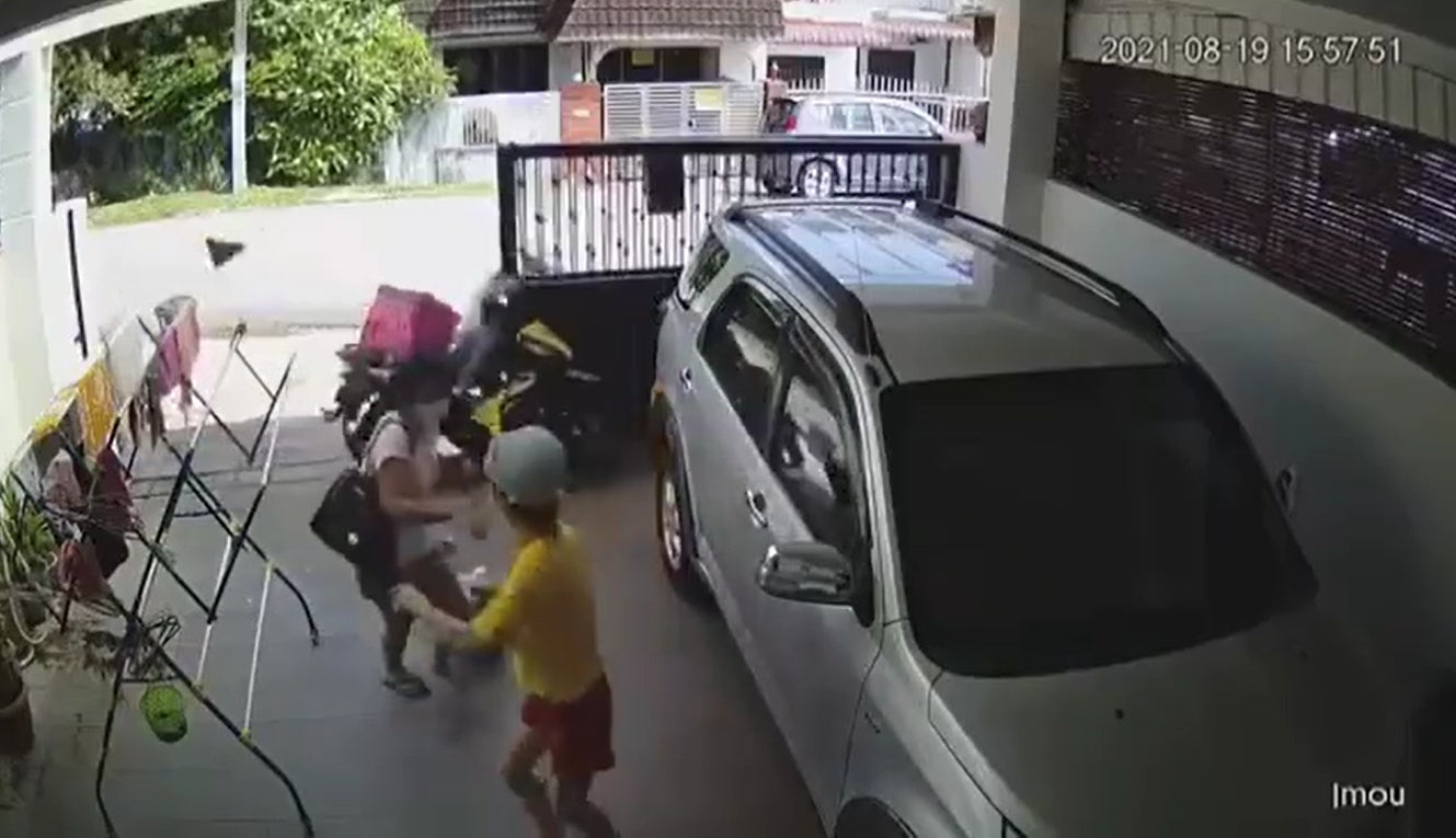 Ss 4 Foodpanda Rider Crashes Into The House Gate After Being Chased By Dog